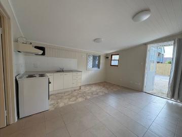 Spacious & Bright 1 Bedroom Apartment in Prime Greenslopes Location