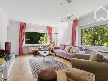Spacious, bright 5 room apartment, walking distance to the Alster, shopping center and the train with direct connection to the city