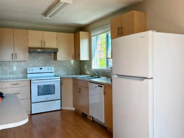Spacious, bright and convenient 2Bed / 1Bath suite in Varsity, NW