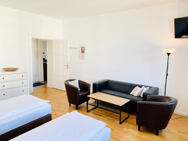 Spacious bright apartment with 3 rooms in wonderful area