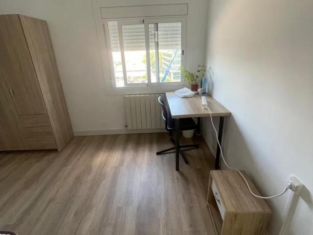 Spacious bright double bedroom in a Calm and Well Connected Area