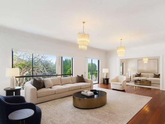 SPACIOUS, BRIGHT & FAMILY PERFECT HOME WITH HARBOUR VIEWS!