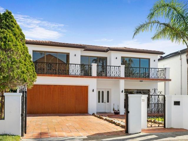 SPACIOUS, BRIGHT & FAMILY PERFECT HOME WITH HARBOUR VIEWS!