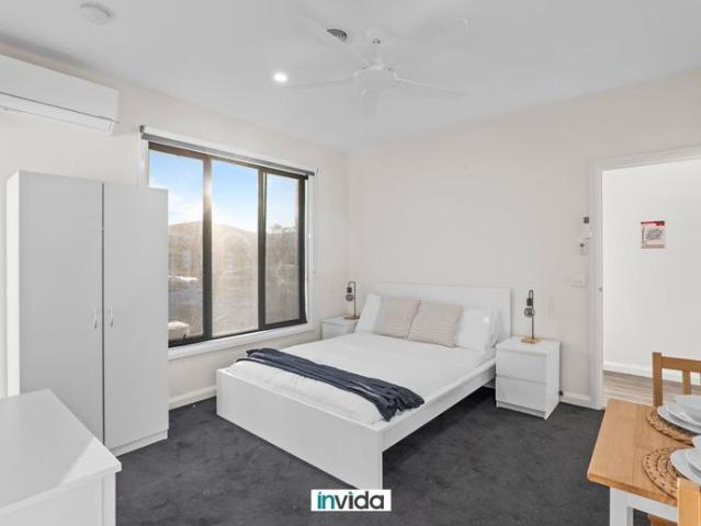 SPACIOUS & BRIGHT SECURE ROOM WITH ACCESSIBLE BATHROOM AND KITCHENETTE IN WOLLERT SHARED HOUSE UTILITIES AND WI FI INCLUDED!