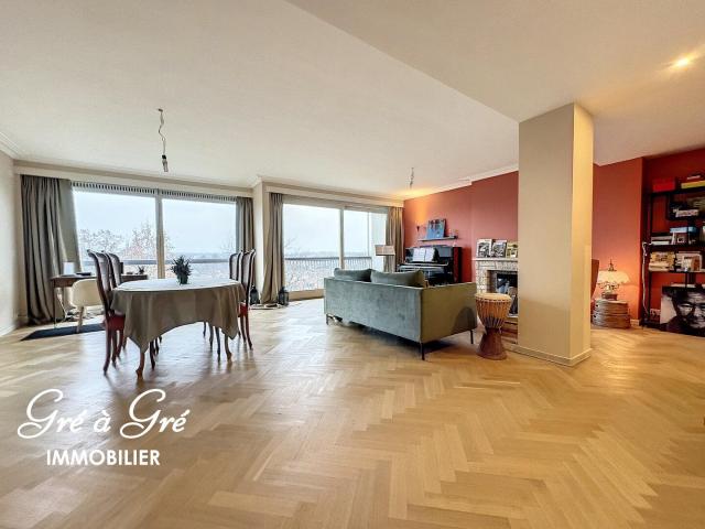 Spacious bright with West terrace & view. 2 parking included