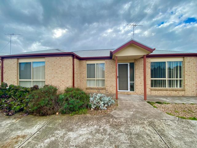 Spacious & Bright Three Bedroom Unit