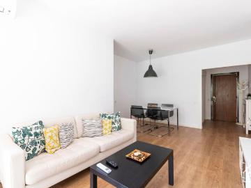 Spacious & Bright Three bedroom Apartment with Balcony in Sant Martí