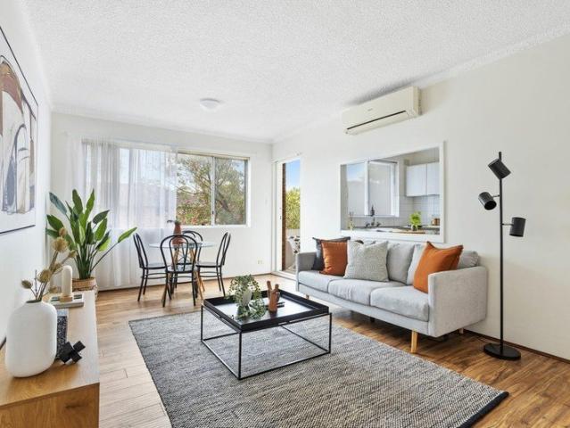 Spacious & Bright Two Bedroom Apartment with Balcony & LUG!