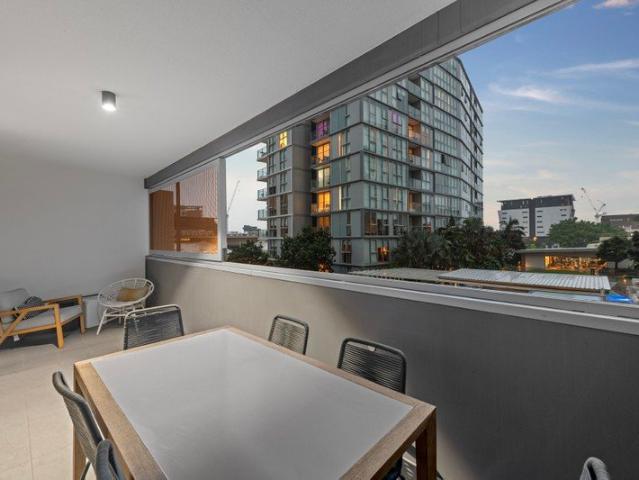 Spacious, Brilliant View & Location