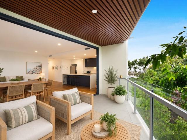 Spacious Burleigh Living Walk to James Street, Cafés & the Beach