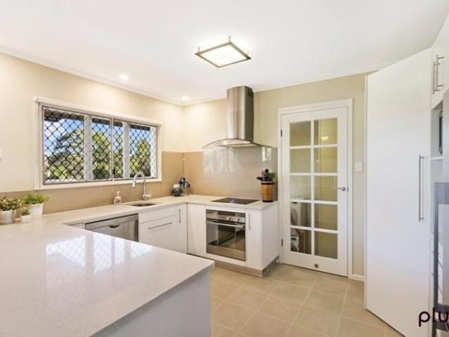 Spacious chapel hill home with pool & home office *rent increase to $1035 per week from 03/02/2027