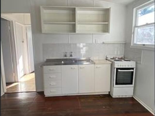Spacious Character Home – Walk to UQ, Transport & Local Cafés