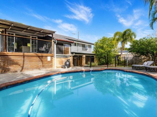 Bayside Family Haven with Pool on Clear 615 m² Block