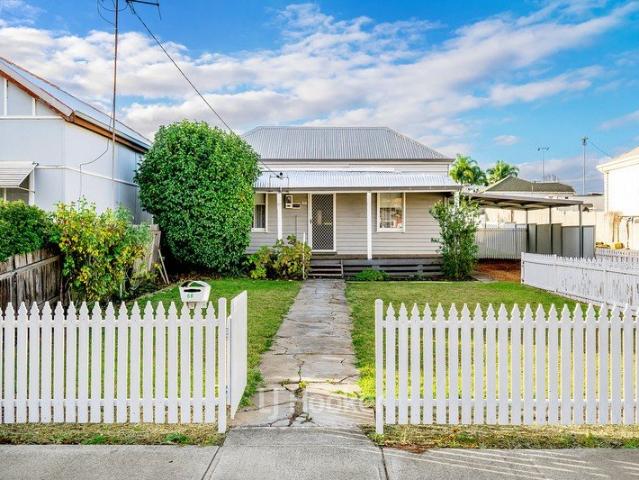 Spacious Character Home in a Prime Location Walk to Collie CBD