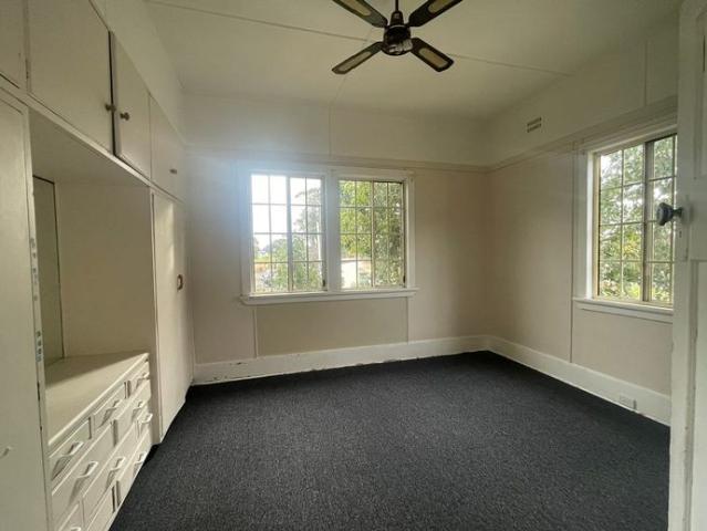 Spacious Character Unit in the heart of Kempsey with 3 Bedrooms & 2 Bathrooms Price includes Water and Lawns