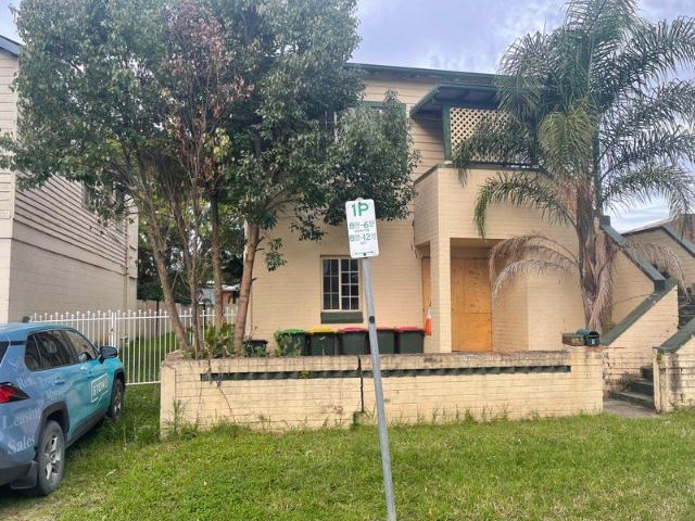 Spacious Character Unit in the heart of Kempsey with 3 Bedrooms & 2 Bathrooms Price includes Water and Lawns