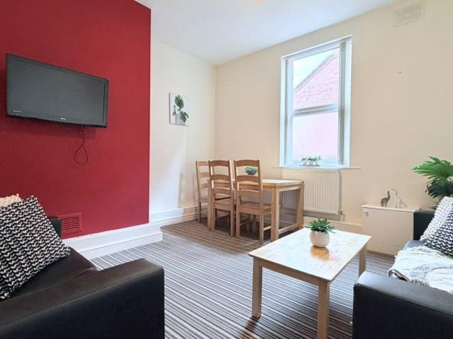 Spacious & Characterful 3 Bedroom Flat | Furnished