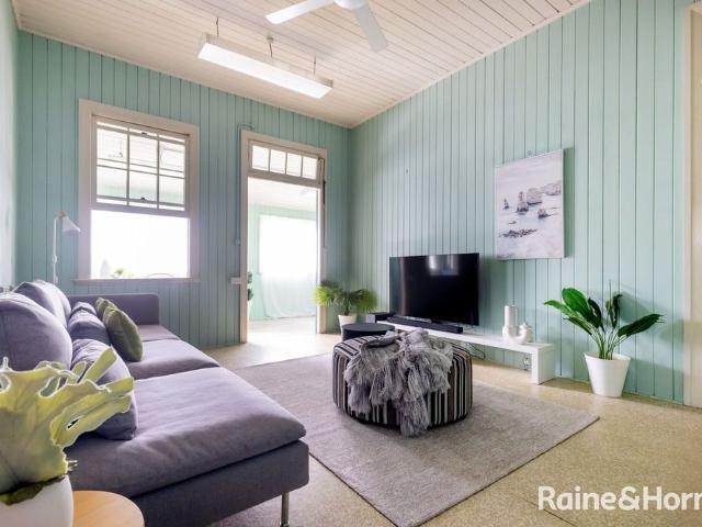 Spacious & Charming 4 Bedroom Home in Convenient Auchenflower!