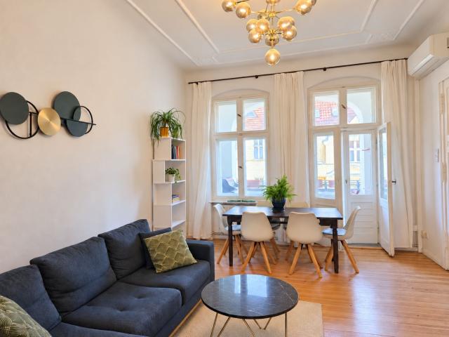 Spacious & charming 3 room apartment near Treptower Park – Balcony, air conditioning & pet friendly