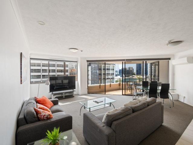 Spacious City Fringe Apartment with Exceptional Convenience
