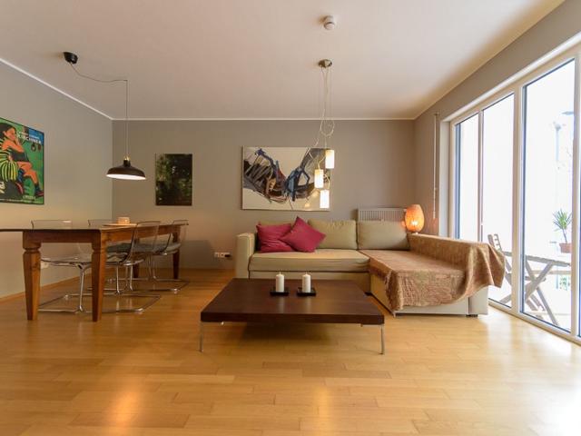 Spacious, comfortable 2 room apartment, near metro station Kolumbusplatz, Munchen Amsterdam Apartments for Rent