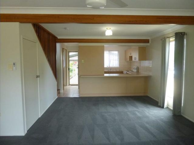 SPACIOUS COMFORTABLE TOWNHOUSE IN QUIET COMPLEX