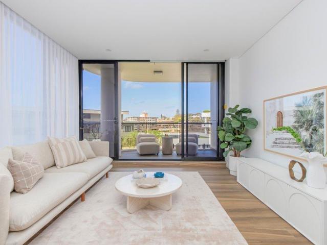 Spacious contemporary apartment in Lighthouse development