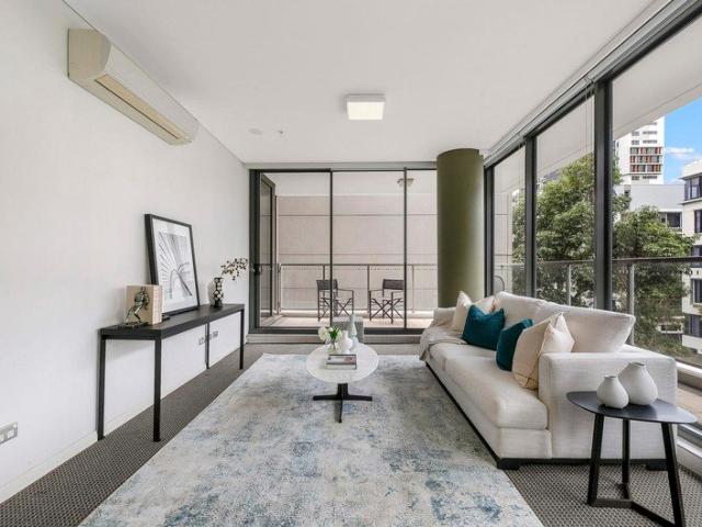 Spacious, contemporary apartment with entertainers balcony