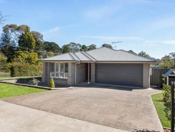 SPACIOUS CONTEMPORARY HOME WITH GARDEN HAVEN TO REAR
