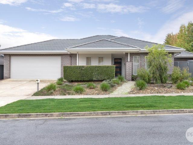 Spacious Contemporary Living in a Prime Mount Clear Pocket