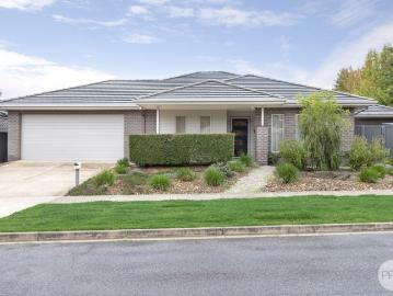 Spacious Contemporary Living in a Prime Mount Clear Pocket