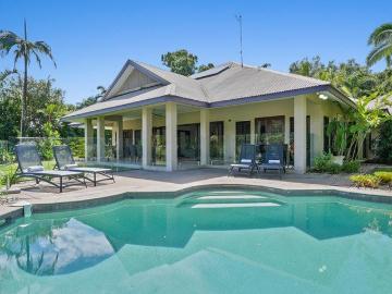 Spacious Contemporary Living with Pool on 1,200m²