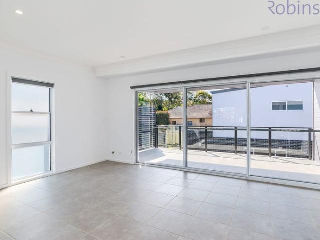 Spacious Contemporary Tri Level Townhouse