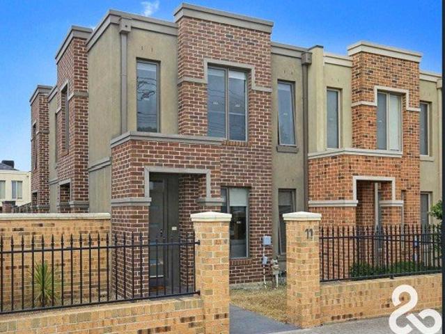 Spacious & Convenient Home for Rent in South Morang