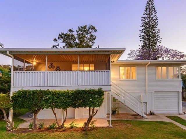 SPACIOUS & CONVENIENT 3 BEDROOM FAMILY HOME WITH SECURE GARAGE IN WEST GLADSTONE