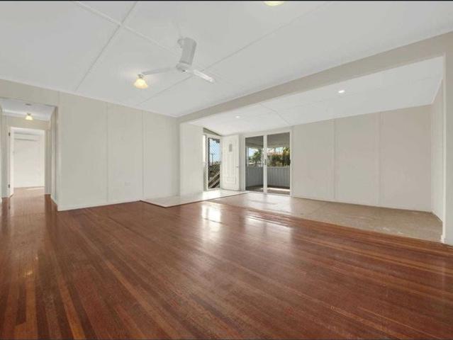 SPACIOUS & CONVENIENT 3 BEDROOM FAMILY HOME WITH SECURE GARAGE IN WEST GLADSTONE