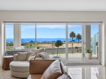 Spacious Coastal Apartment in an Unbeatable Location with Ocean Views