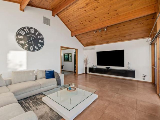 Spacious Coastal Family Home with Spectacular Ocean Views & Exceptional Entertaining