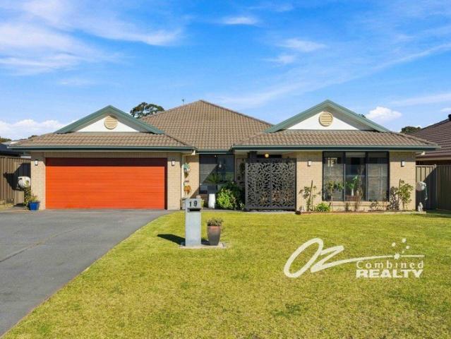 Spacious Coastal Family Living with Exceptional Entertaining
