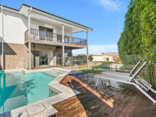 Spacious Coastal Family Retreat With Stunning Golf Course Outlooks