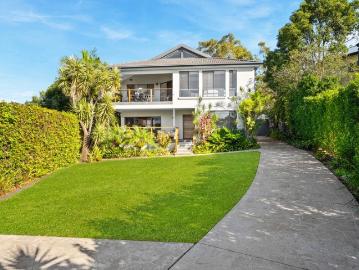 Spacious coastal home with flexible dual occupancy potential