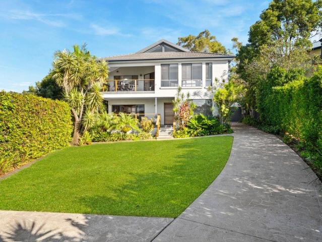 Spacious coastal home with flexible dual occupancy potential