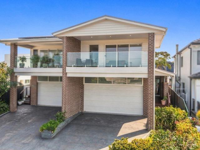 Spacious Coastal Luxury, Torrens Title & Walk to the Beach