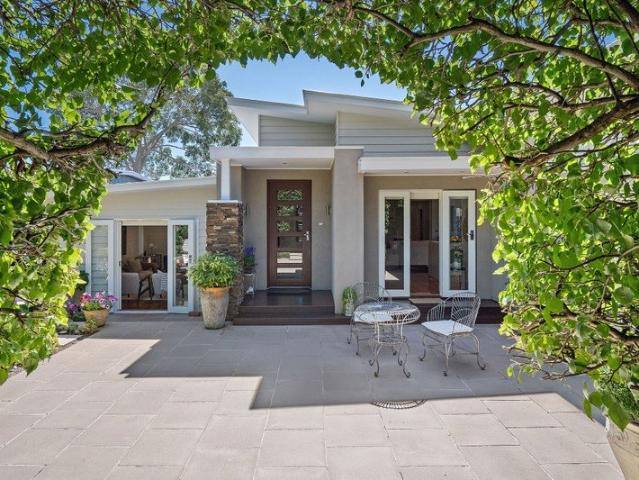 BAY VIEWS, IN A PREMIER MOUNT MARTHA SETTING