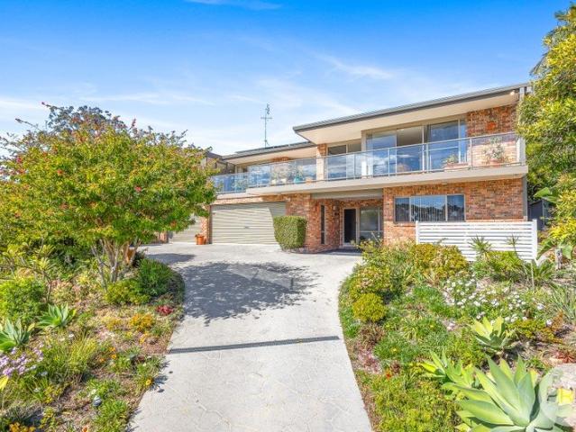 Spacious Coastal Living with Room for Everyone
