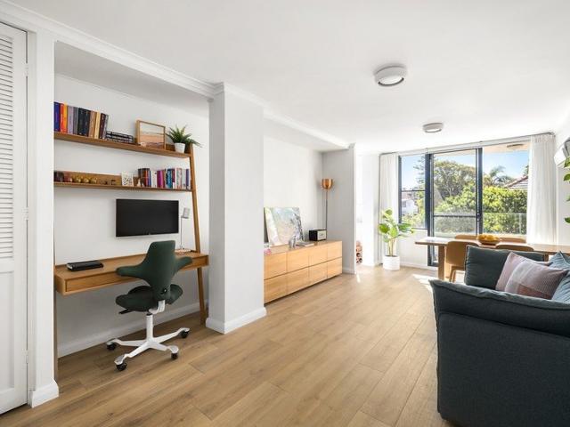 Spacious Coastal Living, Moments From The Sand