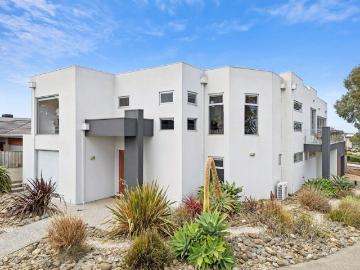 SPACIOUS COASTAL RETREAT IN A GREAT LOCATION