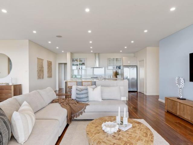 Spacious Coastal Retreat with Stunning Views
