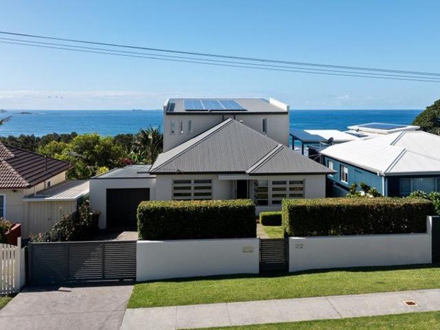 Spacious Coastal Retreat with Stunning Views