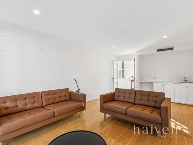 Spacious Coastal Townhouse with Ocean Views in the Heart of North Beach